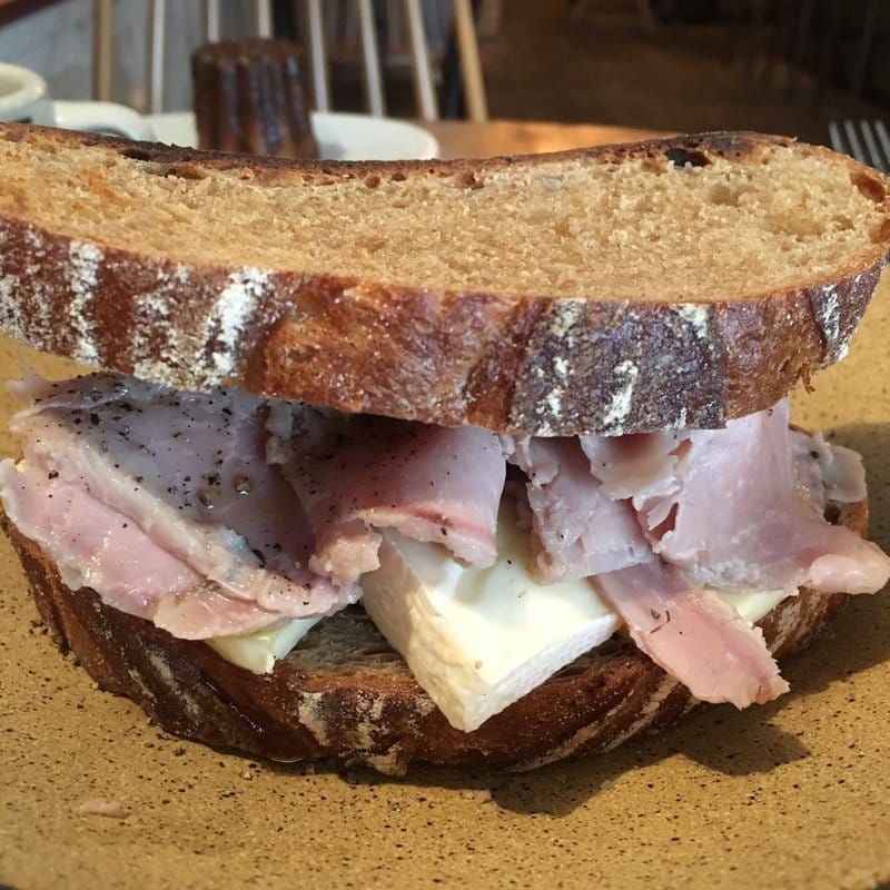 自家製ハムとカマンベールのサンドウィッチ(PATH)の写真