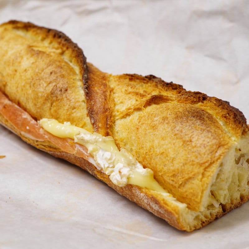 ジャンボンクリュ　ブリー・ド・モー(ブーランジェリー・パティスリー VIRON 丸の内店 （ヴィロン）)の写真