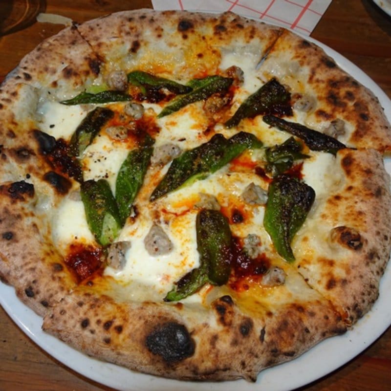 ンドゥイヤとサルシッチャ、甘長唐辛子のピッツァ(イル・タンブレッロ)の写真