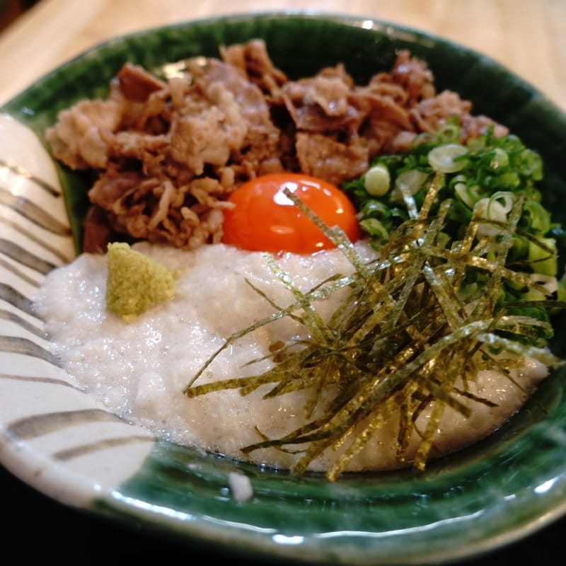 牛すき肉山かけ醤油うどん(三ツ島真打)の写真