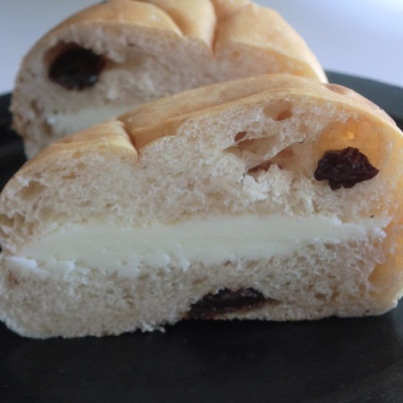 ミルクサンドレーズンパン(ぱんや 紺青)の写真