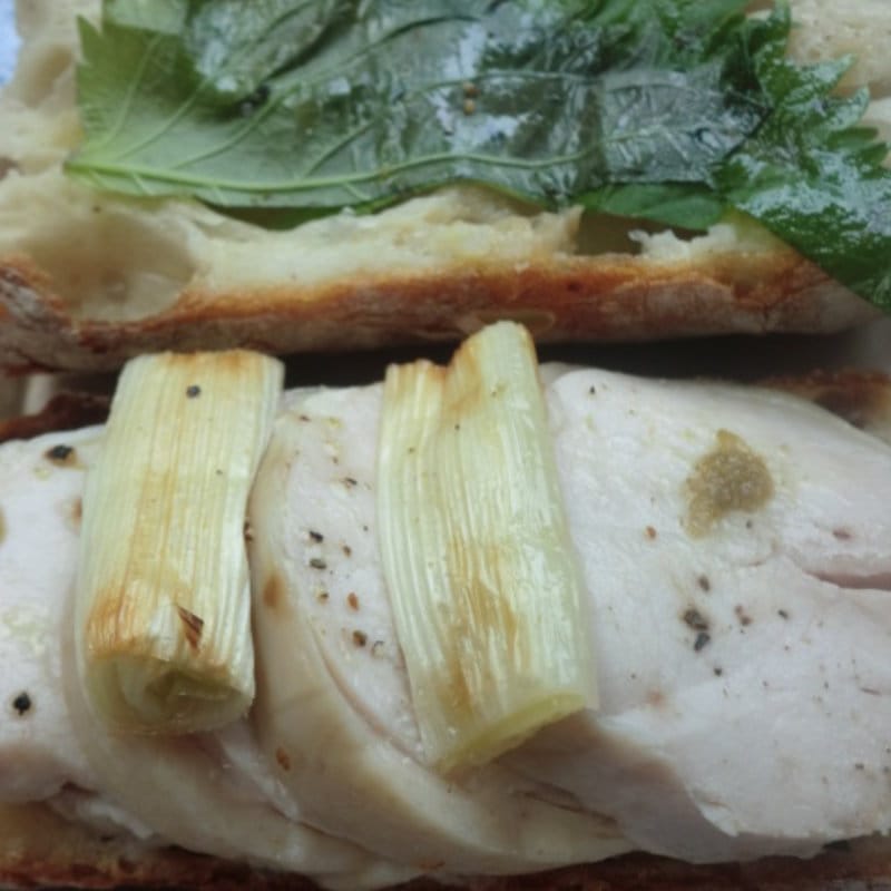 鶏ハムと長ネギのサンド　大葉と柚子胡椒ソース(Yakichi（ヤキチ）)の写真