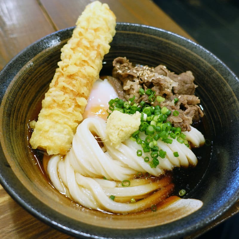 肉ぶっかけ温泉玉子のせ+鯛ちくわ天ぷら(うどん屋 きすけ )の写真