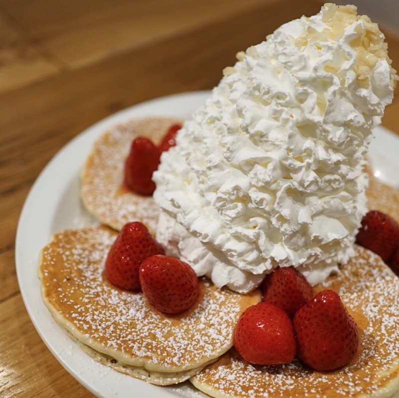 ストロベリーホイプとマカダミアンナッツのパンケーキ(エッグスンシングスン)の写真
