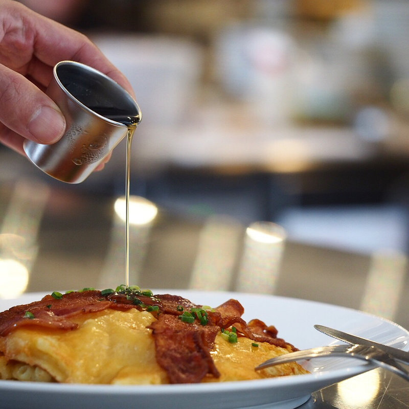 マカロニチーズパンケーキ＋ベーコン(モーニンググラスコーヒープラスカフェ本町店)の写真