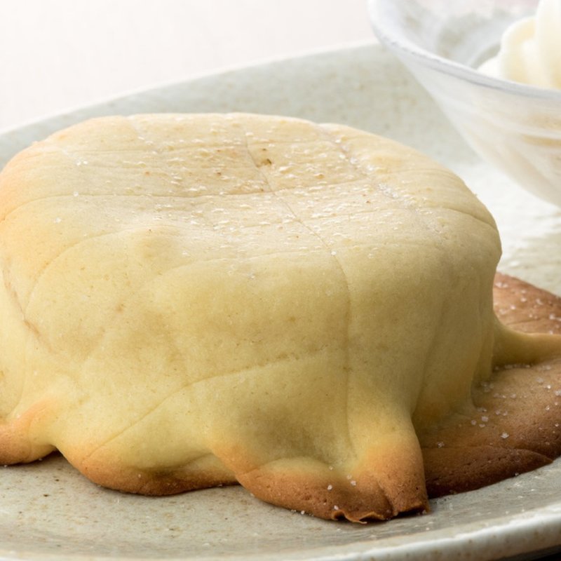 焼きたてメロンパンとなかほらソフトクリーム(俺のBakery&Cafe)の写真