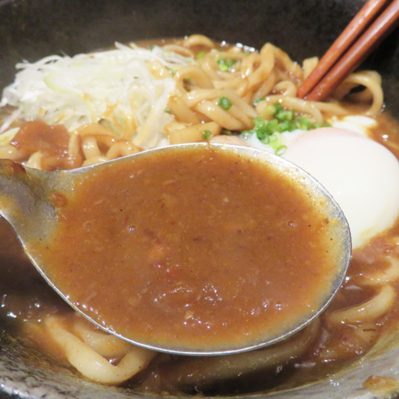絶品カレーうどん　半熟卵付き(旬の鮮魚と魂の煮込み 照 博多駅前店)の写真