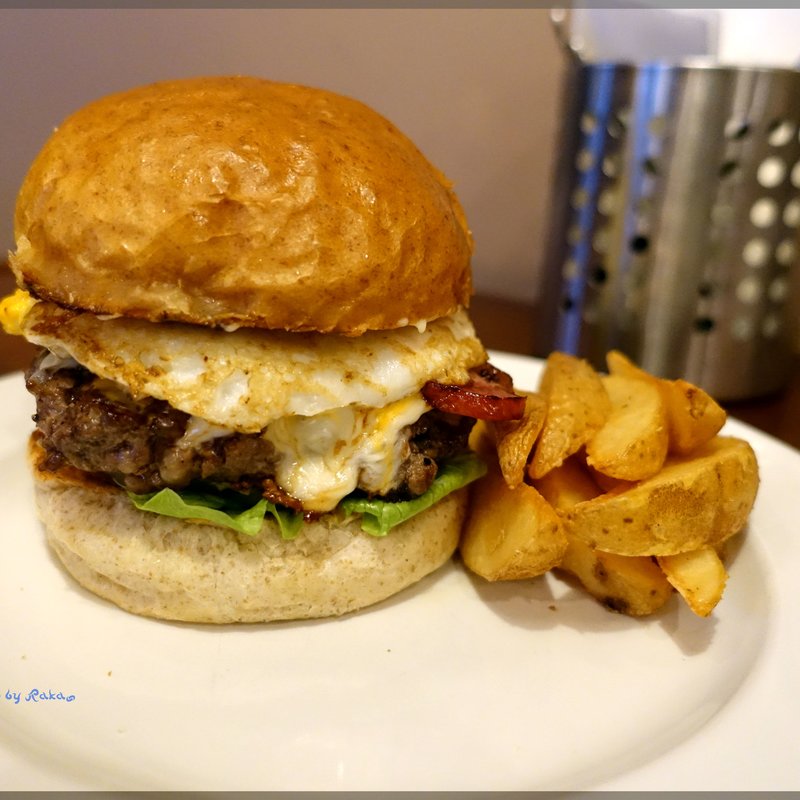 ベーコンチーズバーガー エッグトッピング(ロコフィ （locofee）)の写真