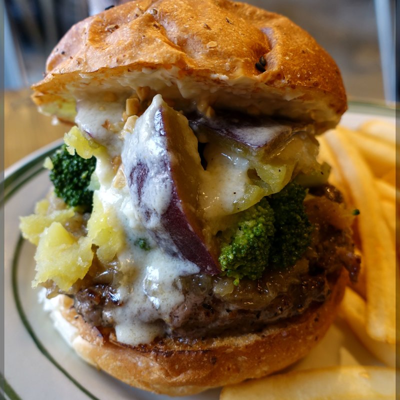 さつまいものゴルゴンゾーラチーズバーガー(ザ ジャイアント ステップ)の写真