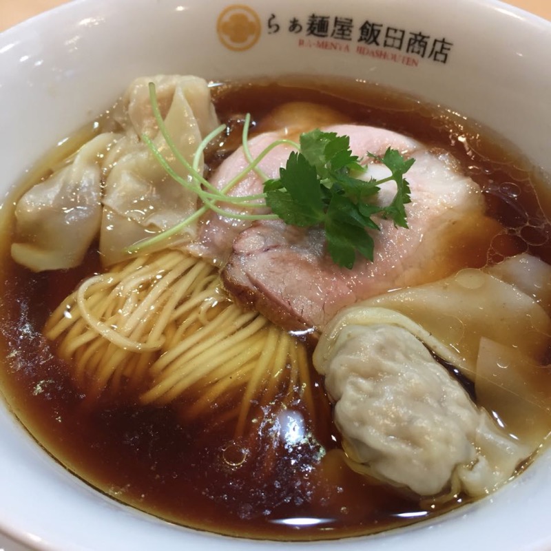 わんたん入り醤油らぁ麺(らぁ麺屋　飯田商店 )の写真