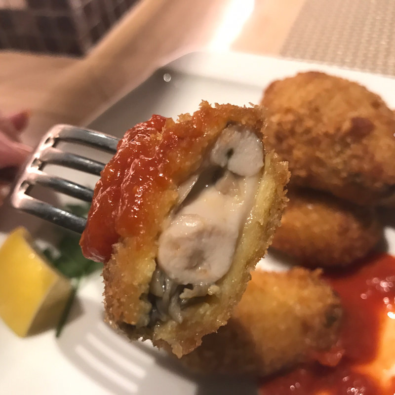 カキフライ ンドゥイヤトマトソース(ヴィノーブル)の写真