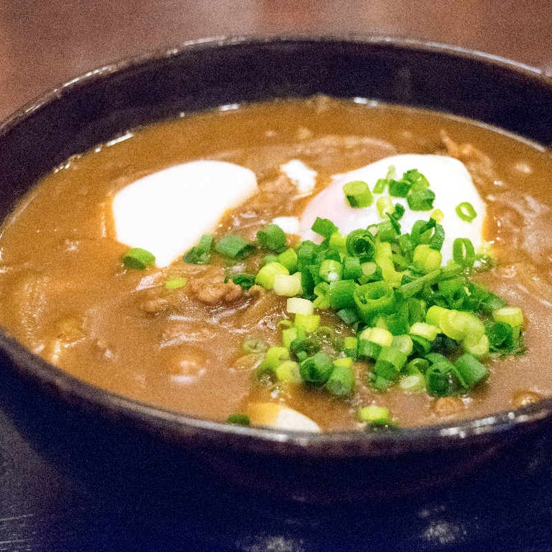 温泉玉子入り牛かれーうどん(こんぴら茶屋)の写真