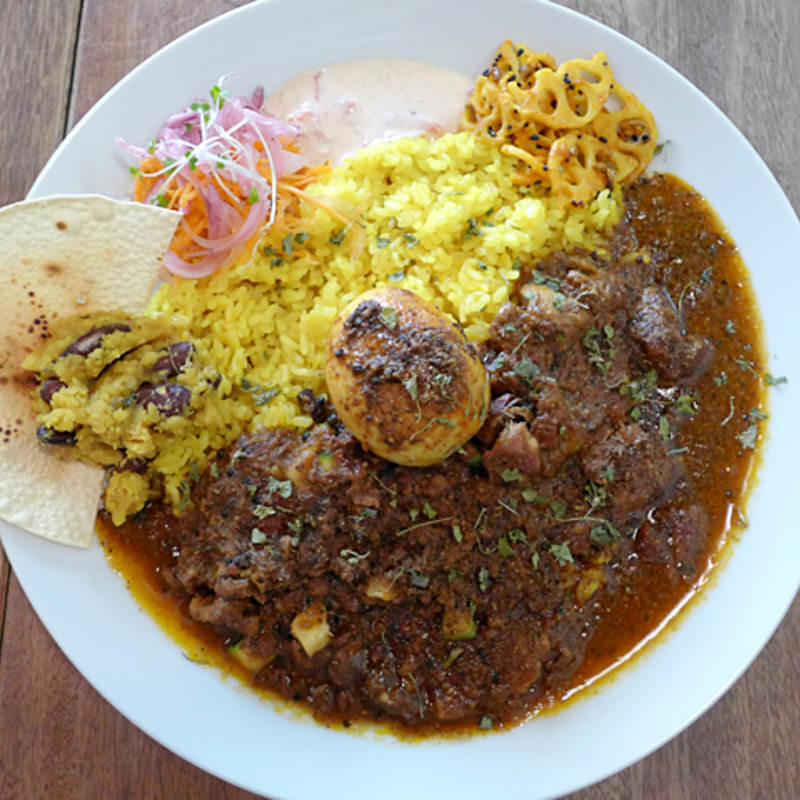 2種あいがけ(スパイスたまごトッピング)(アアベルカレー)の写真