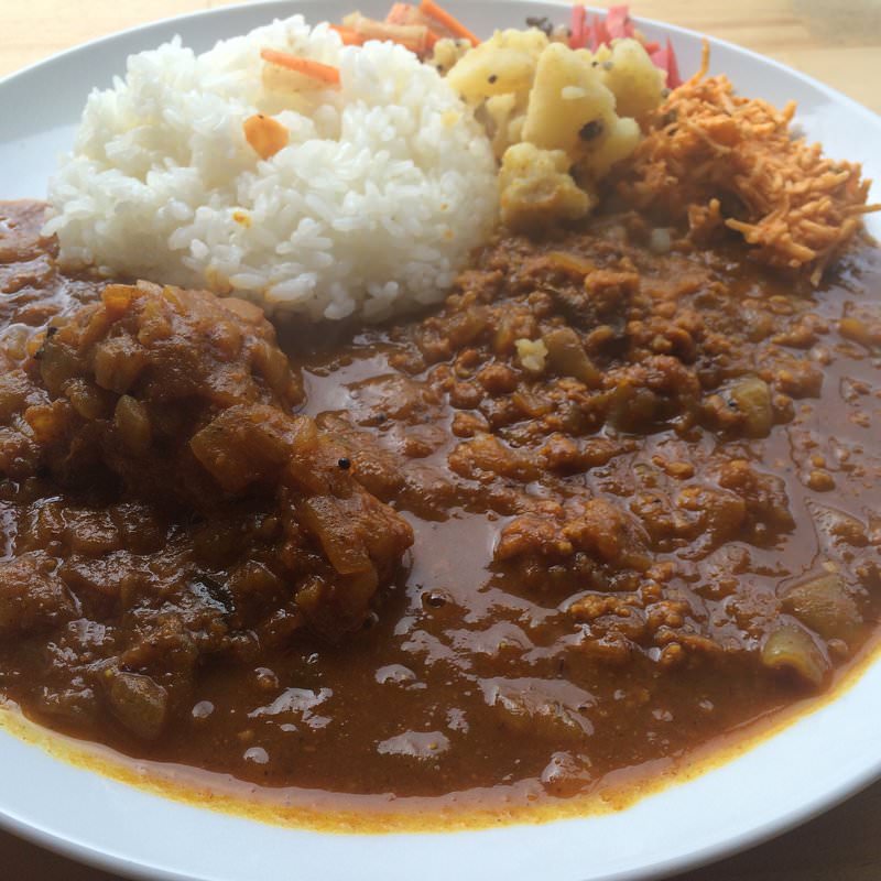 2種盛り(チキン＆キーマ)・野菜のおかず付き(ラーマ （RAMA）)の写真