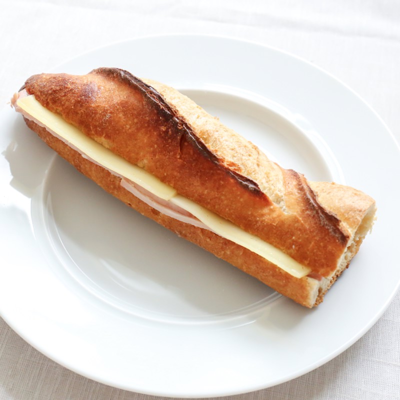 ジャンボン　フロマージュ(ブーランジェリー・パティスリー VIRON 丸の内店 （ヴィロン）)の写真