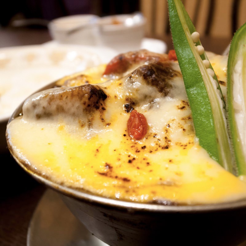 ビーフタンカレー＋季節の野菜、チーズ(トマト)の写真