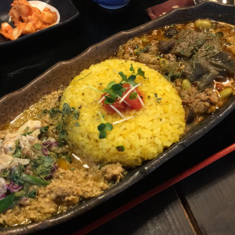 優しい感じのアジアン鶏キーマに赤キャベと卵のマサラダ乗せ &スパイス茄子煮浸しと食べるイタリアを感じるマトン&ポーク(旧ヤム邸 )の写真