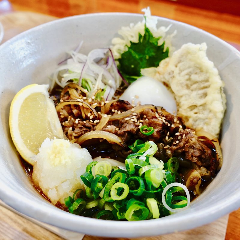 熟成但馬牛炙り肉ぶっかけうどん（冷）(うどんば しん)の写真