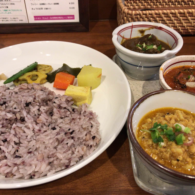 本日のカレー ( 3種盛り )(初台スパイス食堂 和魂印才たんどーる)の写真