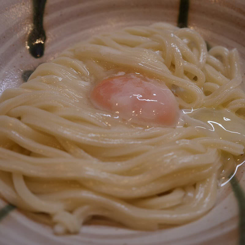 炙り肉釜玉うどん(活麺　富蔵)の写真