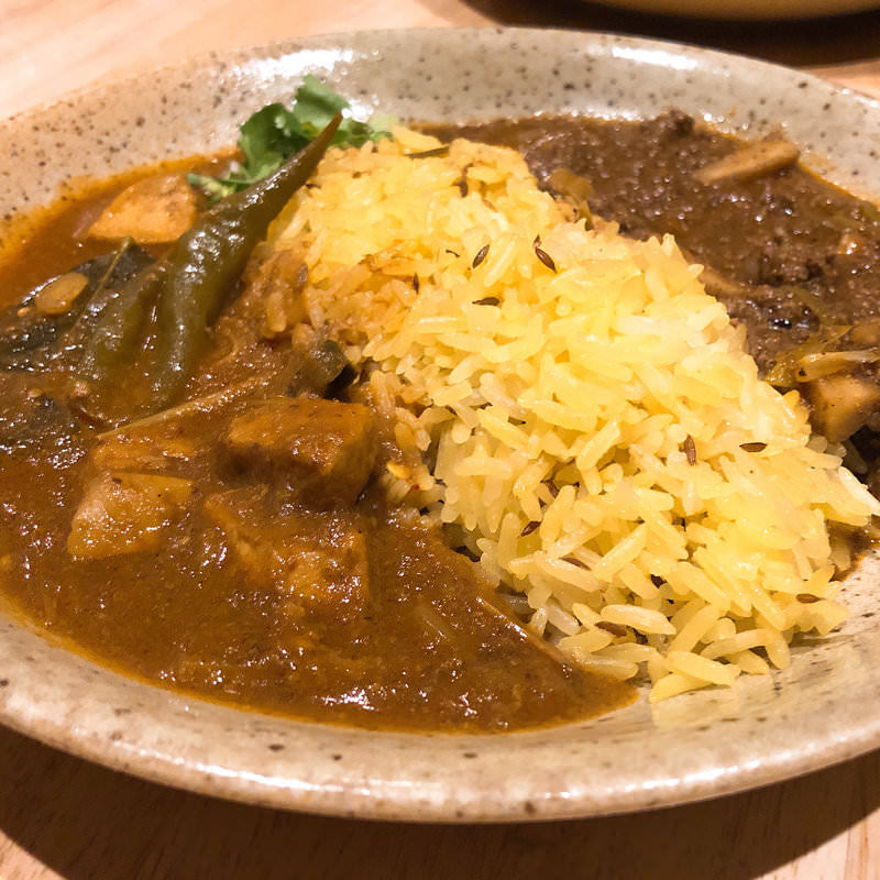 カレー二種盛り(スパイスバル コザブロ)の写真