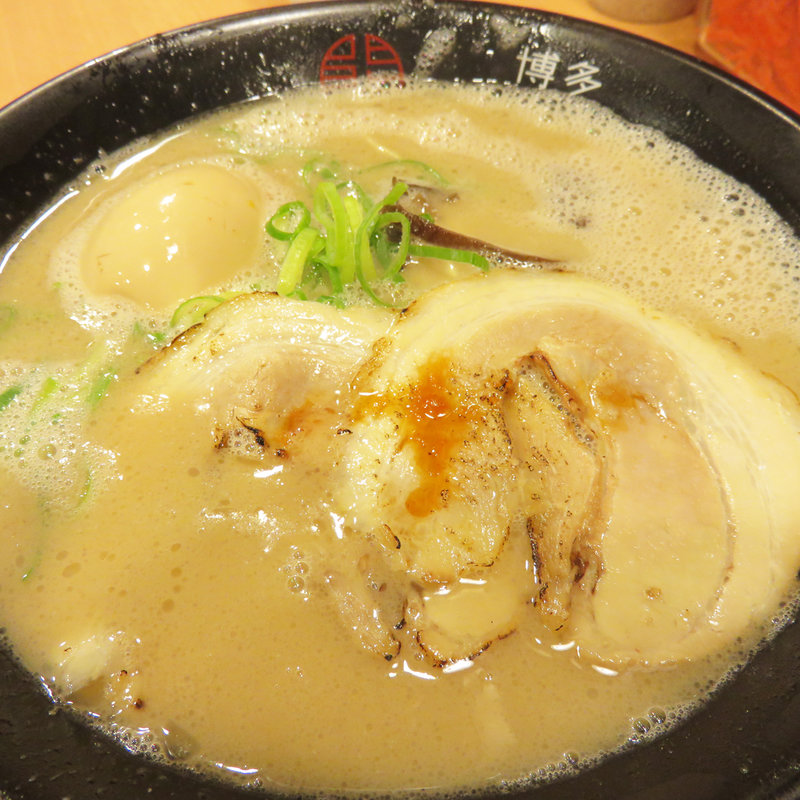 味玉入りクリーミーとんこつ(博多くまちゃんらぁめん)の写真