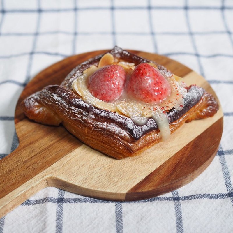 みるくいちごのデニッシュ(エス ブーランジェリー （eS Boulangerie）)の写真