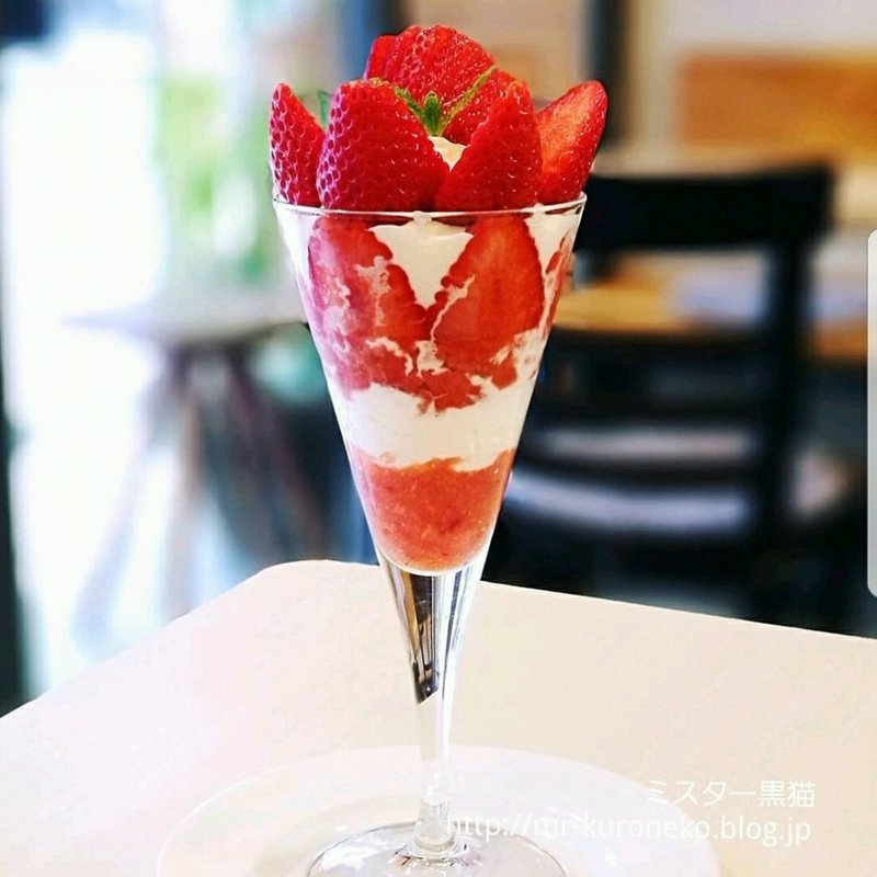 苺パフェ(かき氷 重義)の写真