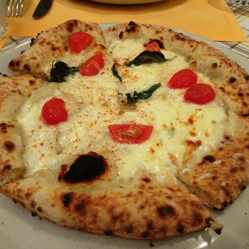 ピッツァ カプレーゼ コン 吉田(ベッラ・ナポリ )の写真