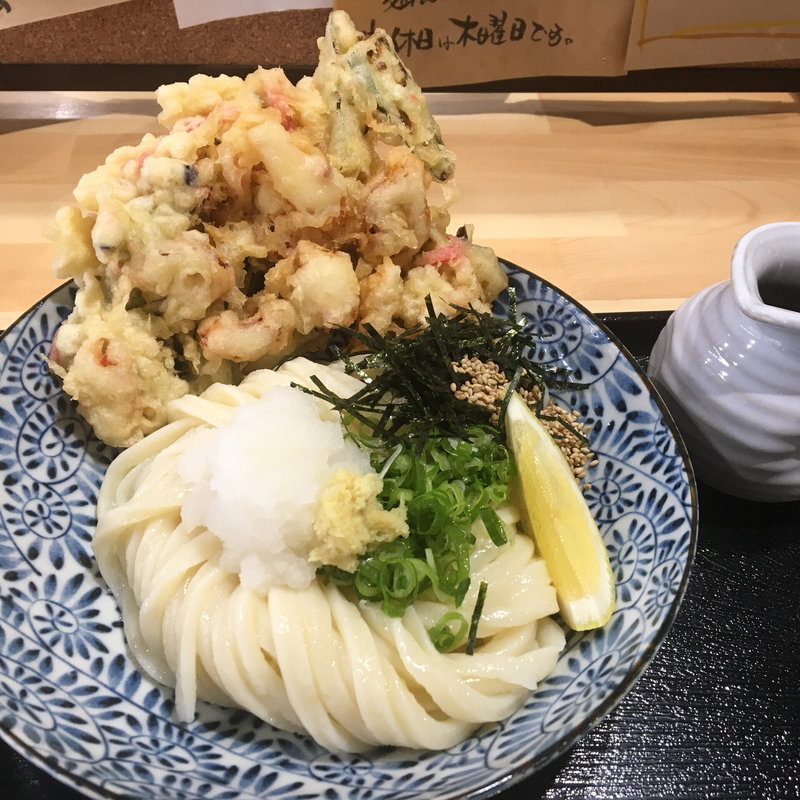 蛸とオクラのかきあげぶっかけうどん(手打ちうどん　まる泉)の写真
