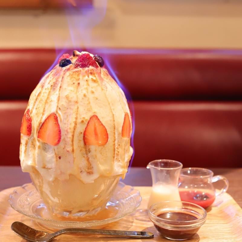 赤いベリーとキャラメルの焼き氷(カフェ ルミエール （Cafe Lumiere）)の写真