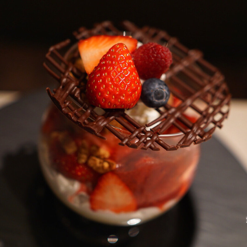 ストロベリーサングリアパフェ 苺と赤い果実、赤ワインのゼリーと共に(ZelkovA)の写真