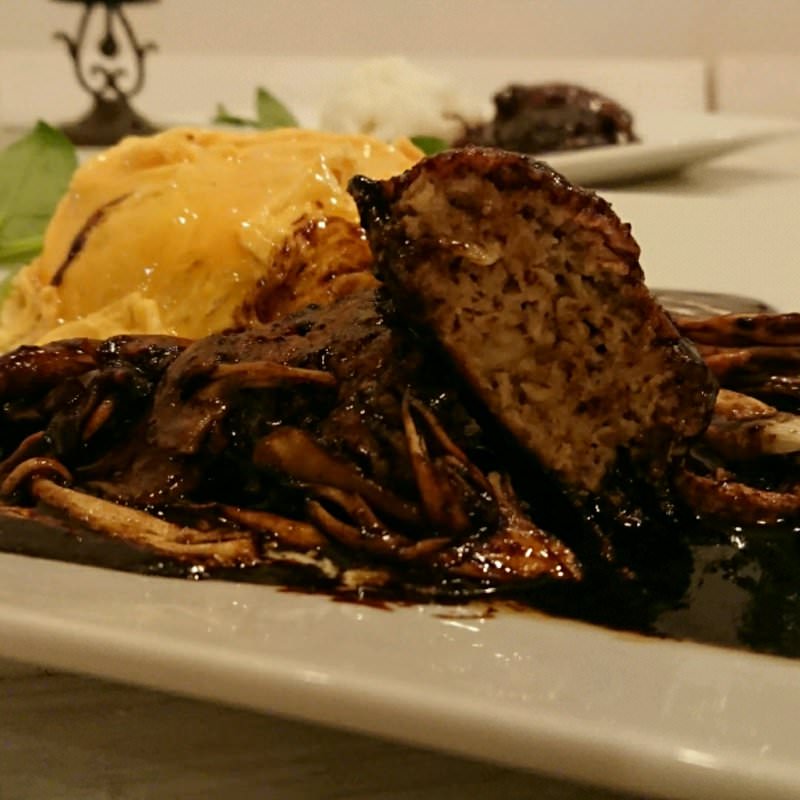 花咲チーズオムライス手作りハンバーグ(カフェ ラ ヴュブランシュ （Cafe La Vue Blanche）)の写真
