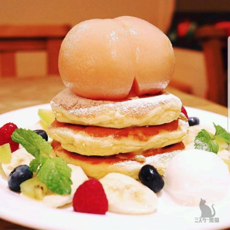 丸ごと桃コンポートのパンケーキ(MOGMOG （モグモグ）)の写真