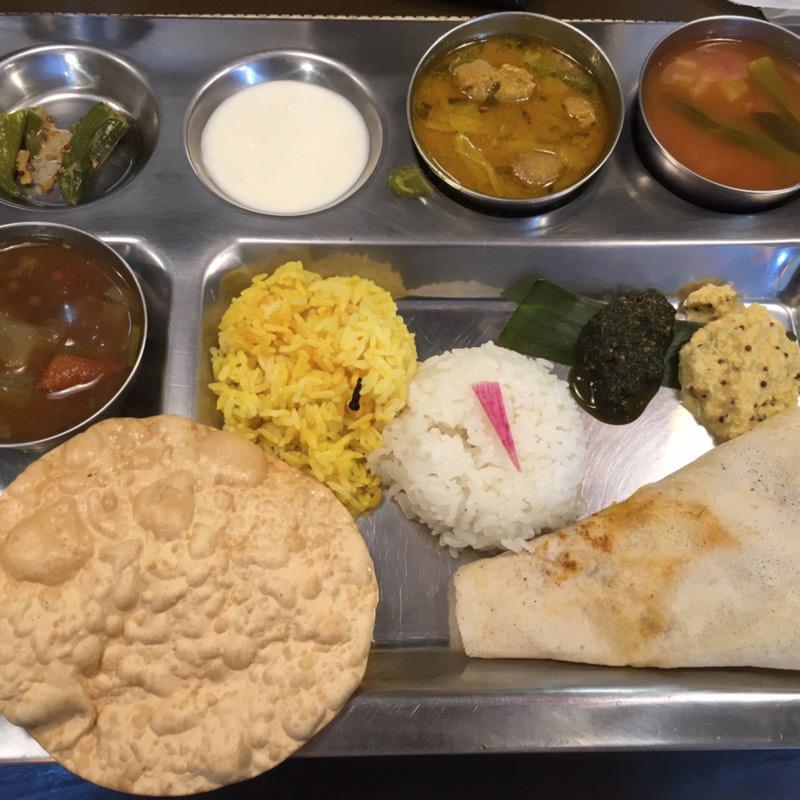 Aセット(カレー3種類とつけあわせ&ドーサ&ライス&飲み物つき)(南インド家庭料理 カルナータカー)の写真