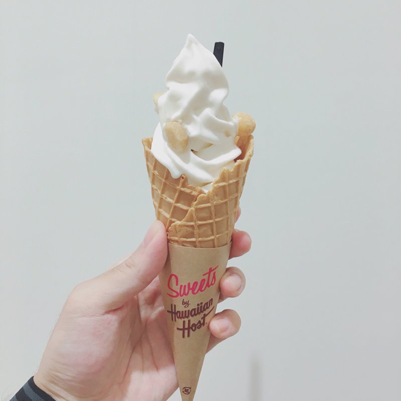 MAUNA LOA マカダミアナッツソフトクリーム(スイーツ バイ ハワイアン ホースト （Sweets by Hawaiian Host）)の写真