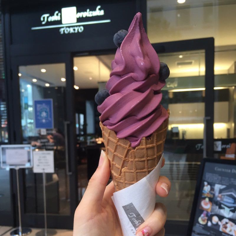 ブルーベリーソフトクリーム(トシ・ヨロイヅカ 東京 （ToshiYoroizuka TOKYO）)の写真