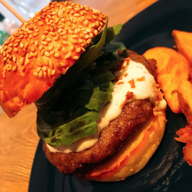 アボカドべーコンバーガー(NICO&TOREJO CHIP WOOD HAMBURGER)の写真
