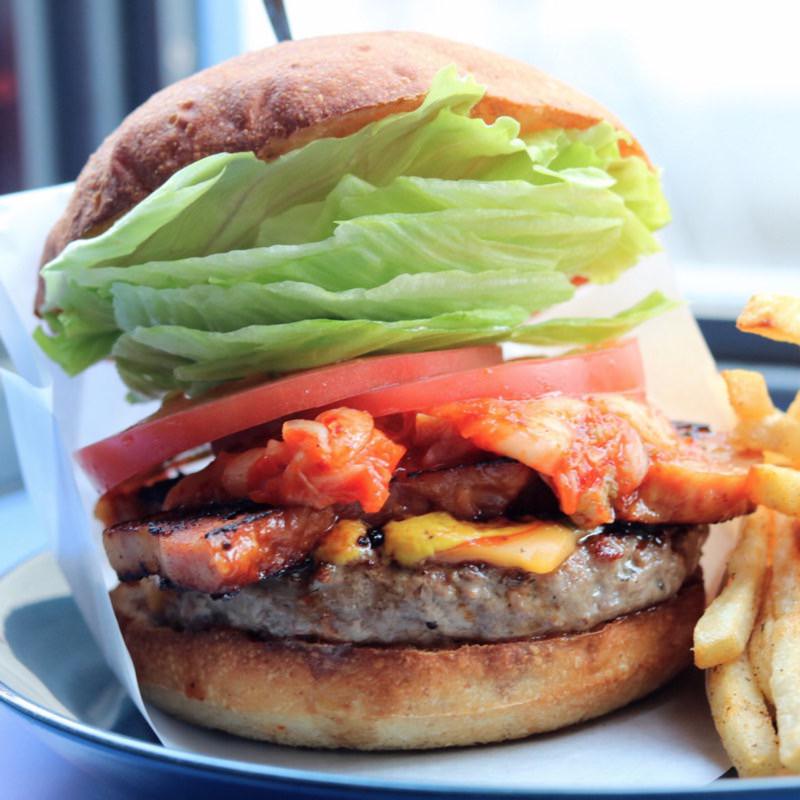 コリアンベーコンチーズバーガー(Kakuozan Larder)の写真