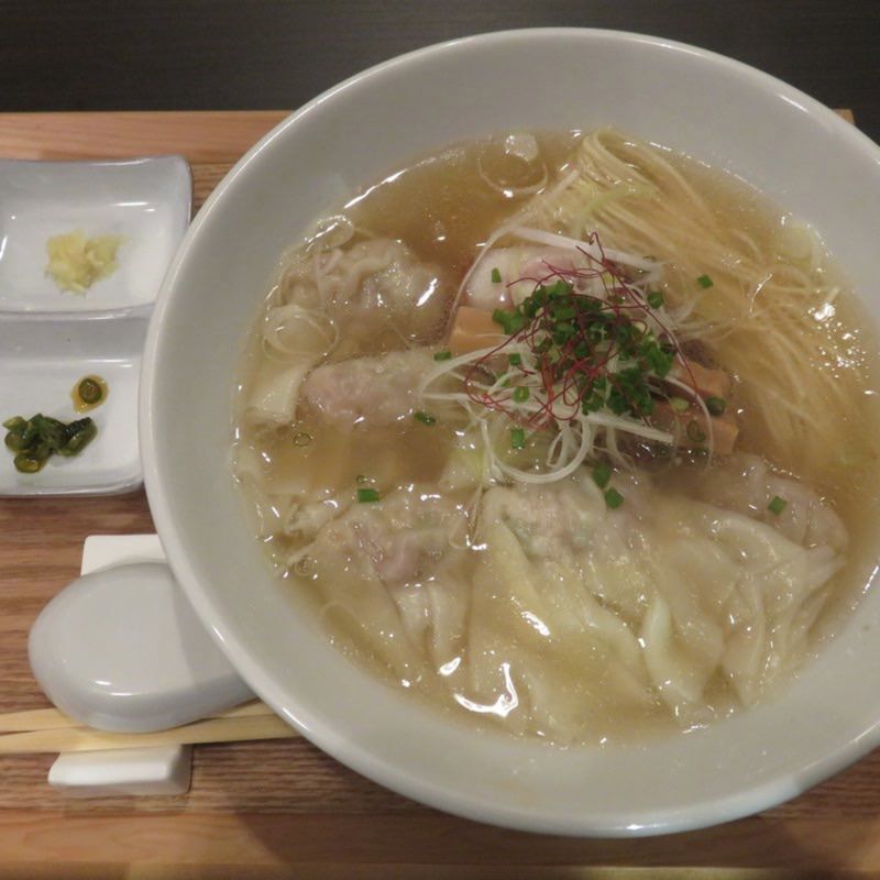 雲吞麺(豚骨清湯・自家製麺 かつら)の写真