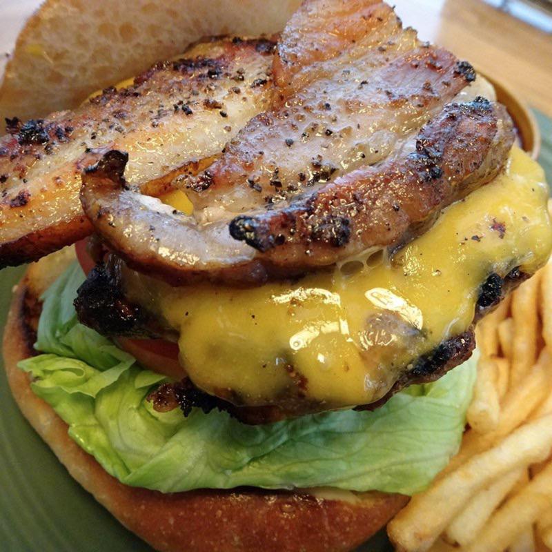 ベーコンチーズバーガー(Monks on the Moon)の写真