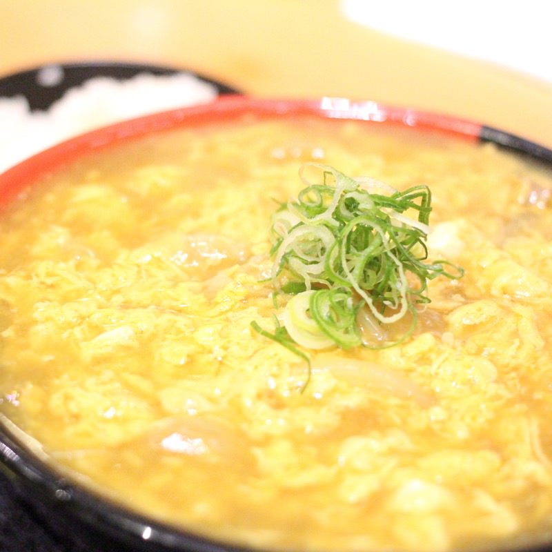 鶏卵カレーうどん(極楽うどん TKU ルクア大阪店)の写真