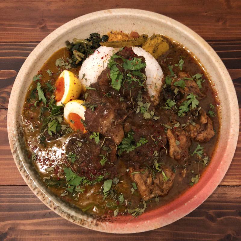 ほうれん草とカボチャポタージュカレー & スリランカ風チキンカレー ＋ タマゴのピクルス、豚バラマサラ(スパイスカレー あかつ亭)の写真