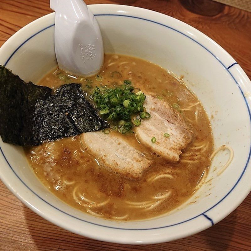 黄系とんこつ カレーらーめん(別邸三く 豚骨らーめん真真（マシーン）)の写真