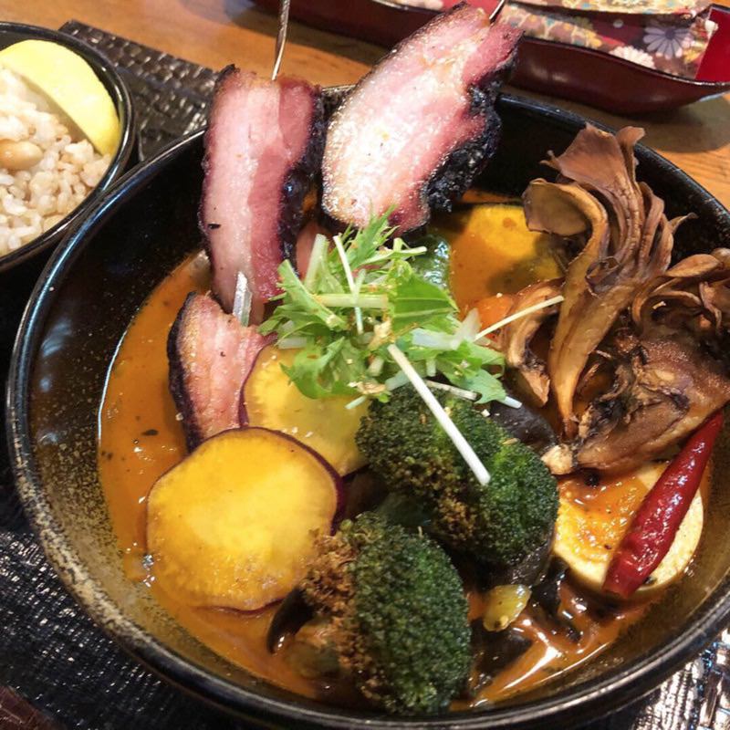 串焼き黒ベーコンと厳選舞茸(奥芝商店 八王子片倉城 )の写真