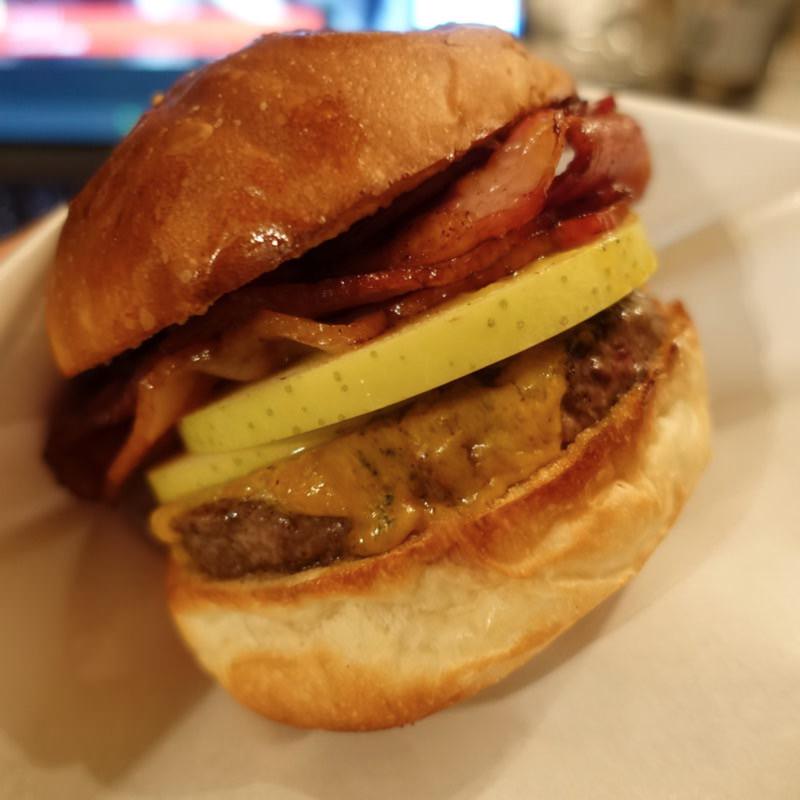 ブルーアップルベーコンバーガー(No.18ダイニングバー （No.18 DINING&BAR）)の写真