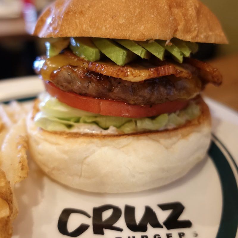ベーコンチーズアボカドバーガー(CRUZ BURGERS & CRAFT BEERS （クルズバーガーズ アンド クラフトビア）)の写真