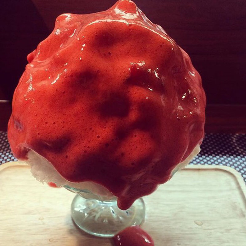 いちごエスプーマソース(ブン ブン ブラウ カフェ ウィズ ビーハイヴ （Bum Bun BLau Cafe with BeeHive）)の写真