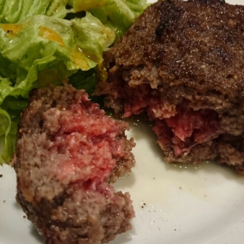 レア塩ハンバーグ(肉の罠)の写真