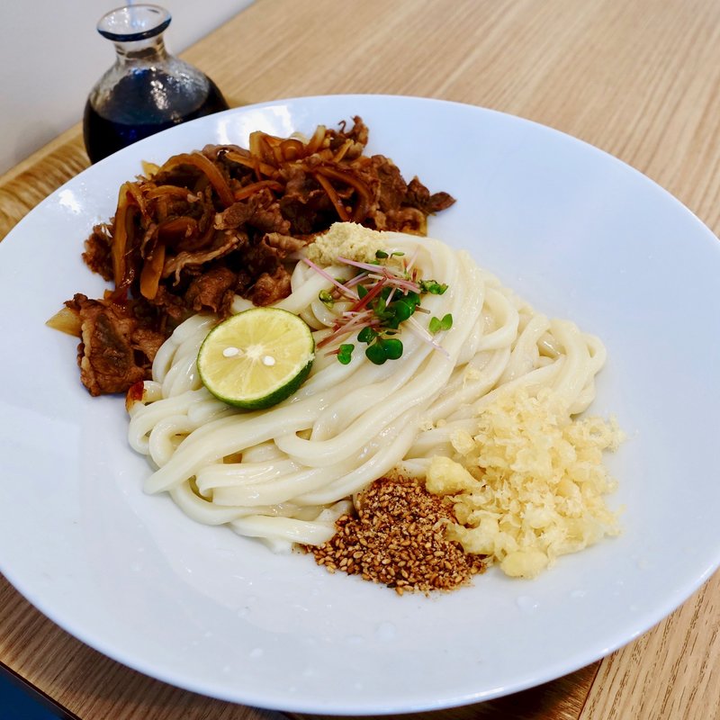 肉盛りぶっかけうどん（冷）(ウドンダイニング コナ ミズ シオ （UDONダイニング KONA×MIZU×SHIO）)の写真